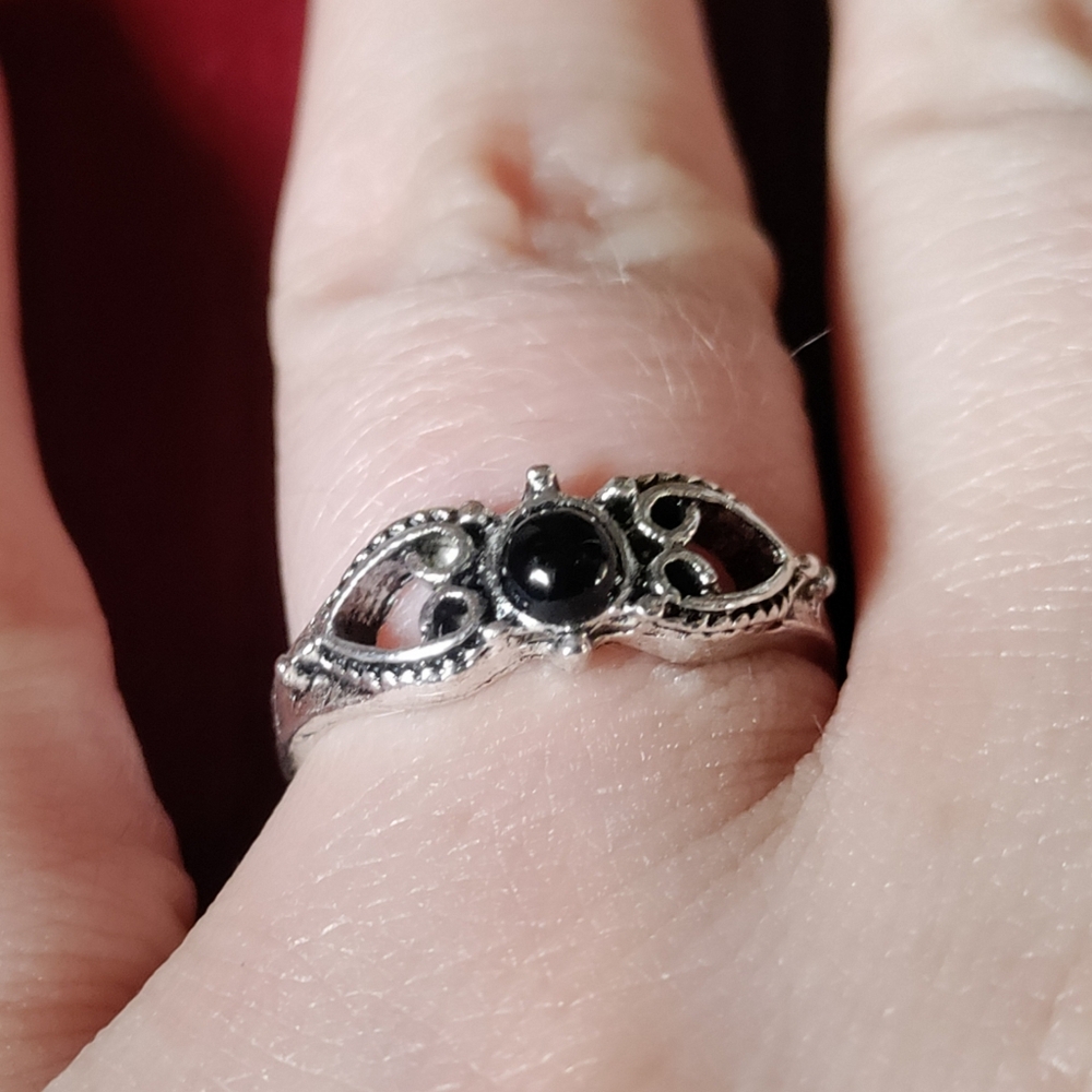 NEW Elegant Gothic Silver Ring with Imitation Black Stone